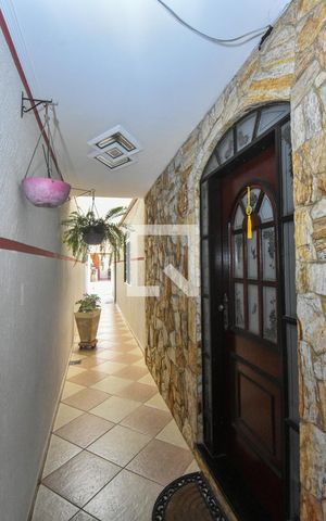 Casa à venda com 170m², 3 quartos e 2 vagas Casa à venda com 170m², 3 quartos e 2 vagasEntrada