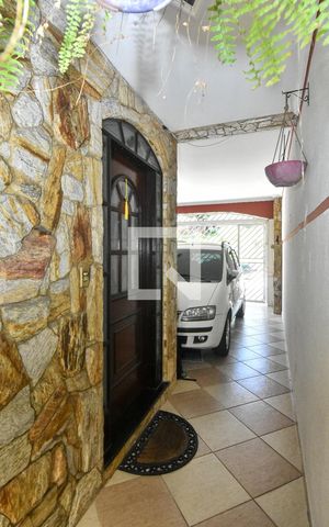 Casa à venda com 170m², 3 quartos e 2 vagas Casa à venda com 170m², 3 quartos e 2 vagasEntrada