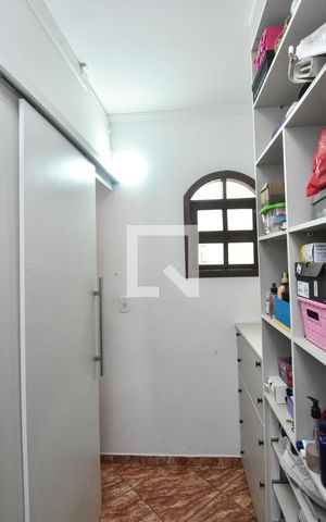 Casa à venda com 170m², 3 quartos e 2 vagas Casa à venda com 170m², 3 quartos e 2 vagasCloset