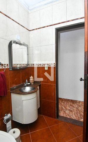 Casa à venda com 170m², 3 quartos e 2 vagas Casa à venda com 170m², 3 quartos e 2 vagasBanheiro Corredor