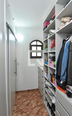 Casa à venda com 170m², 3 quartos e 2 vagas Casa à venda com 170m², 3 quartos e 2 vagasCloset