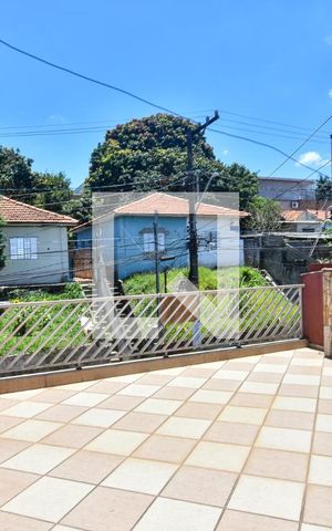 Casa à venda com 170m², 3 quartos e 2 vagas Casa à venda com 170m², 3 quartos e 2 vagasVaranda