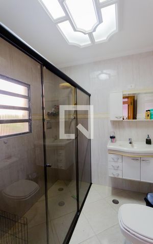 Casa à venda com 300m², 3 quartos e 6 vagas Casa à venda com 300m², 3 quartos e 6 vagasBanheiro da Suíte 2
