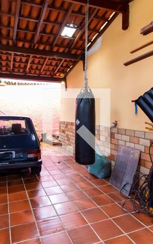 Casa à venda com 320m², 3 quartos e 1 vaga Casa à venda com 320m², 3 quartos e 1 vagaGaragem