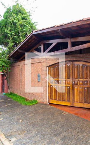 Casa à venda com 320m², 3 quartos e 1 vaga Casa à venda com 320m², 3 quartos e 1 vagaFachada