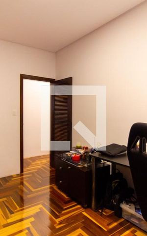 Casa à venda com 320m², 3 quartos e 1 vaga Casa à venda com 320m², 3 quartos e 1 vagaEscritório