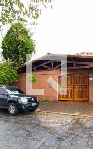 Casa à venda com 320m², 3 quartos e 1 vaga Casa à venda com 320m², 3 quartos e 1 vagaFachada