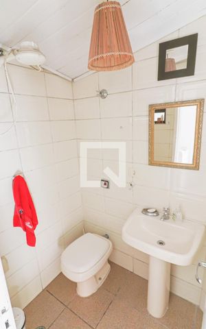 Casa à venda com 200m², 2 quartos e 2 vagas Casa à venda com 200m², 2 quartos e 2 vagasBanheiro Serviço
