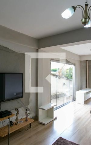 Casa à venda com 280m², 4 quartos e 2 vagas Casa à venda com 280m², 4 quartos e 2 vagasSala de Estar