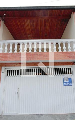 Casa à venda com 269m², 3 quartos e 2 vagas Casa à venda com 269m², 3 quartos e 2 vagasFachada