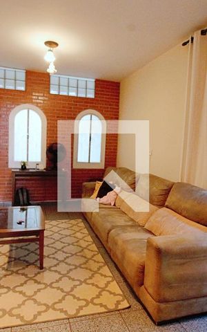 Casa à venda com 269m², 3 quartos e 2 vagas Casa à venda com 269m², 3 quartos e 2 vagasSala