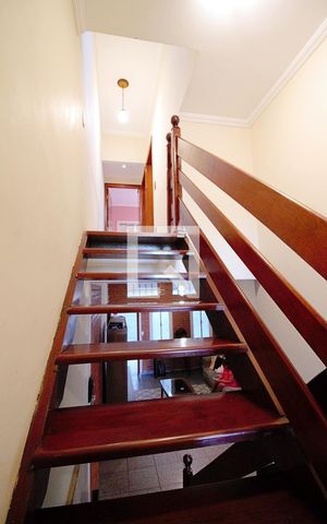 Casa à venda com 269m², 3 quartos e 2 vagas Casa à venda com 269m², 3 quartos e 2 vagasEscada