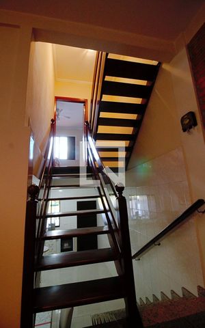 Casa à venda com 269m², 3 quartos e 2 vagas Casa à venda com 269m², 3 quartos e 2 vagasEscada