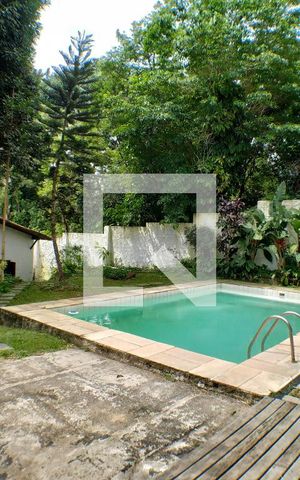 Casa à venda com 2700m², 6 quartos e 3 vagas Casa à venda com 2700m², 6 quartos e 3 vagasPiscina