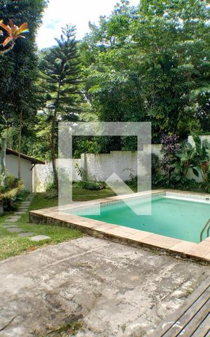 Casa à venda com 2700m², 6 quartos e 3 vagas Casa à venda com 2700m², 6 quartos e 3 vagasPiscina