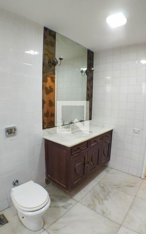 Casa à venda com 2700m², 6 quartos e 3 vagas Casa à venda com 2700m², 6 quartos e 3 vagasBanheiro Social