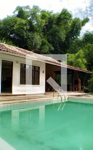 Casa à venda com 2700m², 6 quartos e 3 vagas Casa à venda com 2700m², 6 quartos e 3 vagasPiscina