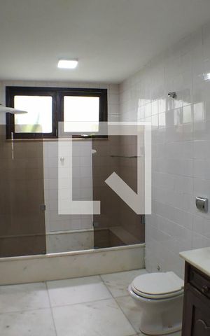 Casa à venda com 2700m², 6 quartos e 3 vagas Casa à venda com 2700m², 6 quartos e 3 vagasBanheiro Social