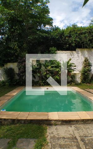 Casa à venda com 2700m², 6 quartos e 3 vagas Casa à venda com 2700m², 6 quartos e 3 vagasPiscina