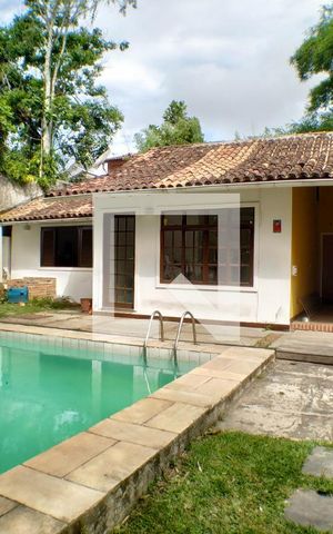 Casa à venda com 2700m², 6 quartos e 3 vagas Casa à venda com 2700m², 6 quartos e 3 vagasPiscina