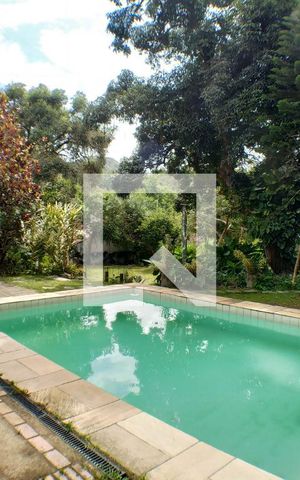 Casa à venda com 2700m², 6 quartos e 3 vagas Casa à venda com 2700m², 6 quartos e 3 vagasPiscina