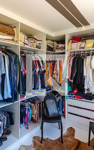 Apartamento à venda com 166m², 3 quartos e 3 vagas Apartamento à venda com 166m², 3 quartos e 3 vagasCloset da suíte 2