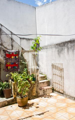 Casa à venda com 296m², 3 quartos e 6 vagasQuintal - Fundos
