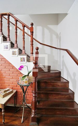 Casa à venda com 185m², 3 quartos e 2 vagasEscada