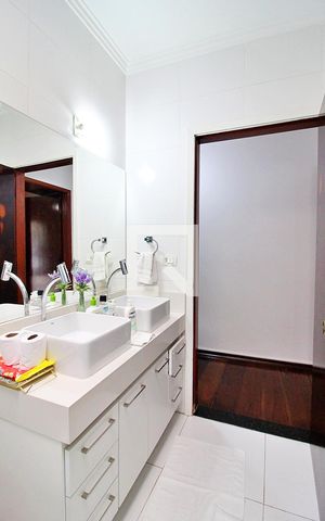 Casa à venda com 185m², 3 quartos e 2 vagasBanheiro