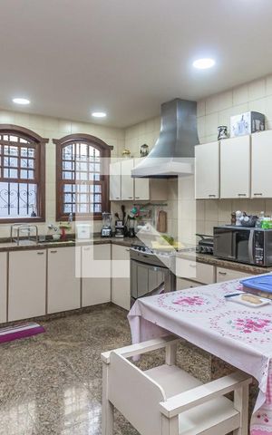 Casa à venda com 457m², 4 quartos e 6 vagas