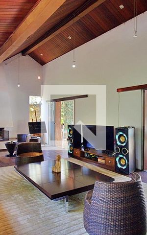 Casa para alugar com 650m², 4 quartos e 3 vagas Casa para alugar com 650m², 4 quartos e 3 vagasSala