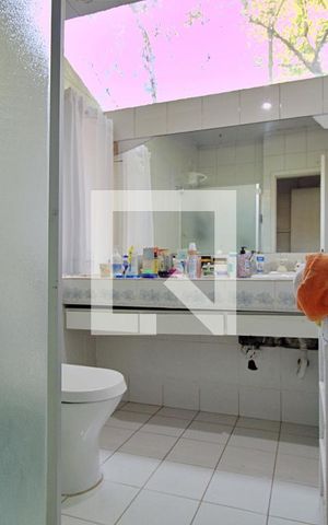 Casa para alugar com 650m², 4 quartos e 3 vagas Casa para alugar com 650m², 4 quartos e 3 vagasBanheiro da Suíte Americana