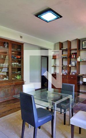 Casa para alugar com 650m², 4 quartos e 3 vagas Casa para alugar com 650m², 4 quartos e 3 vagasSala de Jantar