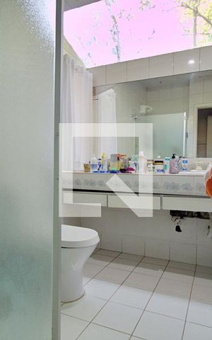 Casa para alugar com 650m², 4 quartos e 3 vagas Casa para alugar com 650m², 4 quartos e 3 vagasBanheiro da Suíte Americana
