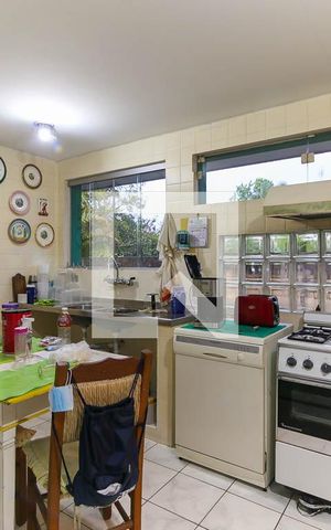 Casa à venda com 300m², 3 quartos e 5 vagas Casa à venda com 300m², 3 quartos e 5 vagasCozinha