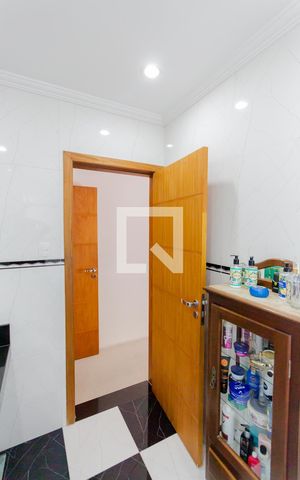 Casa à venda com 360m², 3 quartos e 2 vagas Casa à venda com 360m², 3 quartos e 2 vagasBanheiro da Suíte 1