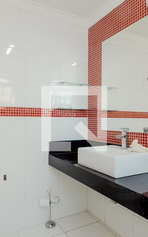 Casa à venda com 300m², 3 quartos e 2 vagasBanheiro da Suíte 2