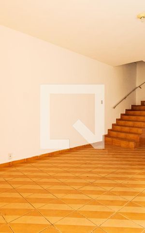Casa à venda com 180m², 3 quartos e 2 vagas Casa à venda com 180m², 3 quartos e 2 vagasSala