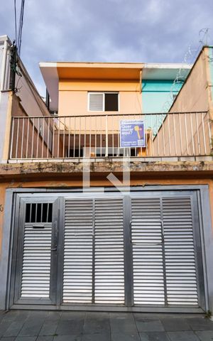 Casa à venda com 180m², 3 quartos e 2 vagas Casa à venda com 180m², 3 quartos e 2 vagasFachada