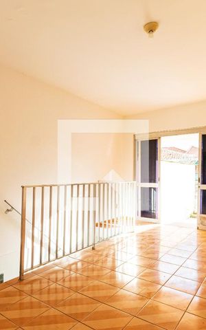 Casa à venda com 180m², 3 quartos e 2 vagas Casa à venda com 180m², 3 quartos e 2 vagasSala