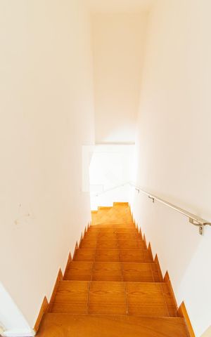 Casa à venda com 180m², 3 quartos e 2 vagas Casa à venda com 180m², 3 quartos e 2 vagasEscada