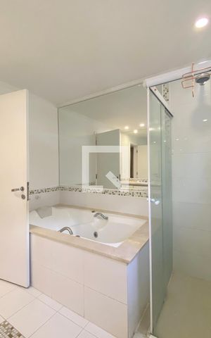 Casa de condomínio à venda com 450m², 4 quartos e 4 vagasBanheiro da Suíte 1