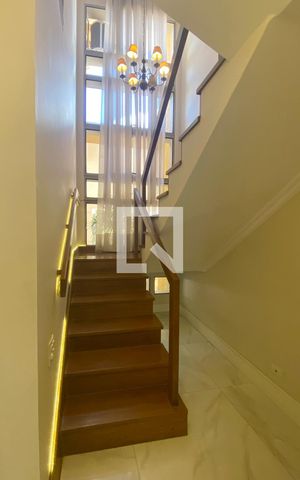Casa de condomínio à venda com 450m², 4 quartos e 4 vagasEscada