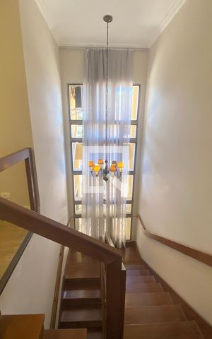 Casa de condomínio à venda com 450m², 4 quartos e 4 vagasEscada