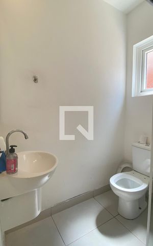 Casa de condomínio à venda com 450m², 4 quartos e 4 vagasBanheiro de serviço