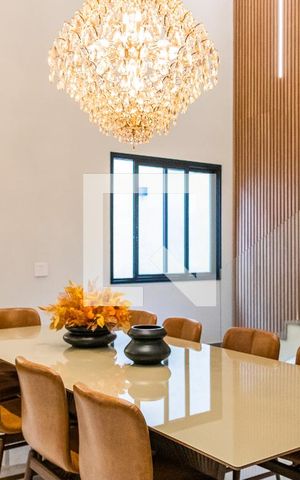 Casa de condomínio à venda com 550m², 6 quartos e 4 vagas Casa de condomínio à venda com 550m², 6 quartos e 4 vagasSala
