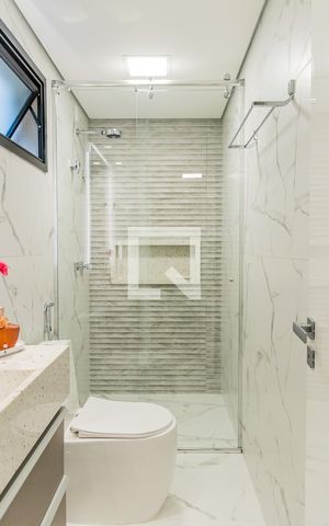 Casa de condomínio à venda com 550m², 6 quartos e 4 vagas Casa de condomínio à venda com 550m², 6 quartos e 4 vagasBanheiro da Suíte 2