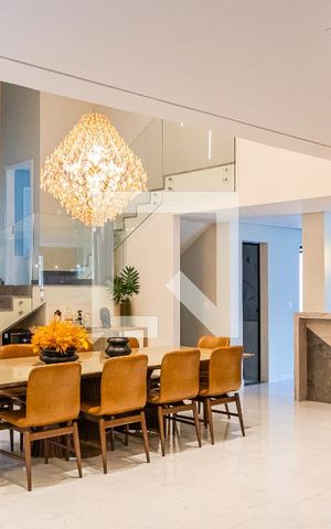 Casa de condomínio à venda com 550m², 6 quartos e 4 vagas Casa de condomínio à venda com 550m², 6 quartos e 4 vagasSala