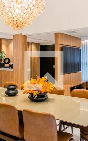 Casa de condomínio à venda com 550m², 6 quartos e 4 vagas Casa de condomínio à venda com 550m², 6 quartos e 4 vagasSala