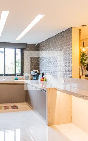 Casa de condomínio à venda com 550m², 6 quartos e 4 vagas Casa de condomínio à venda com 550m², 6 quartos e 4 vagasCozinha
